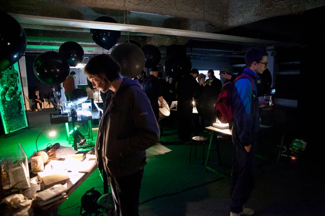 Fugologie par Erwan Soumhi — Installation performative chorégraphiée. Avec la participation de Victor Schmitt, Mathias Hausherr, Robin Tombeile, Amaury Roulleau, Silvio Milone, Irène Adler, Marc Boudeau, Stephanne Diskus, Pierre Boutelant , Christian Botale, Androa Mindre Kolo et Yves Ouattara. — Festival INACT 3, Hall des Chars, Strasbourg , Mai 2013