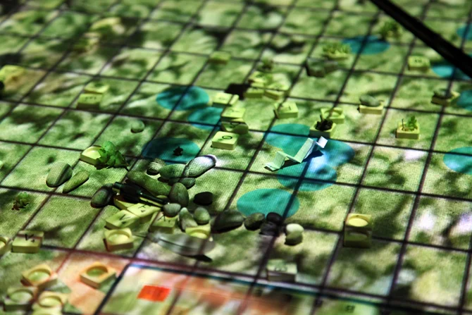 Moving Forest, La Table des Stratégies par Erwan Soumhi — Installation / performance réalisé à la HEAR (Strasbourg) en 2012Sur une invitation de Anne Laforet et en collaboration avec Oriane Amghar, Clemence Prieur, Claire Serres, Marine Angé, Christian Botale et la participation de Victor Schmitt, Thomas Lasbouygues