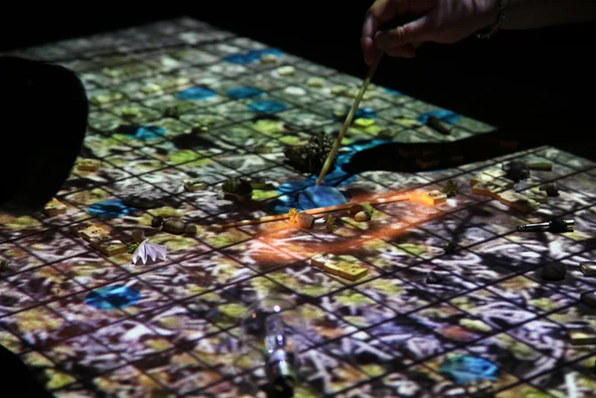 Œuvre Moving Forest, La Table des Stratégies par l'artiste Erwan Soumhi — Vue 4 sur 12