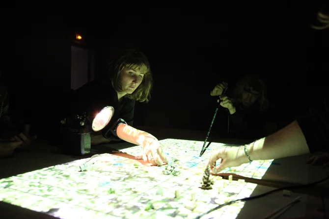 Œuvre Moving Forest, La Table des Stratégies par l'artiste Erwan Soumhi — Vue 5 sur 12