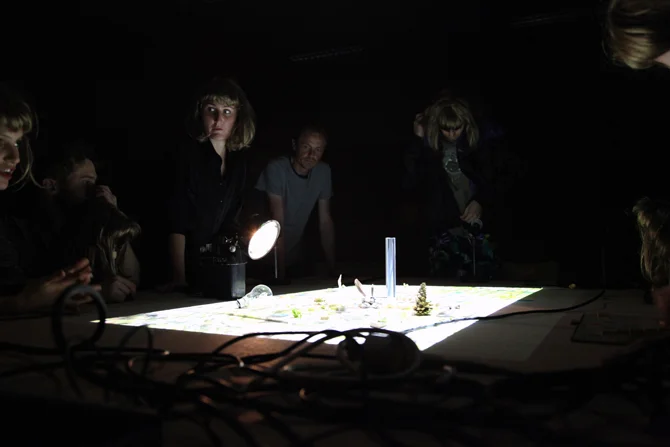 Œuvre Moving Forest, La Table des Stratégies par l'artiste Erwan Soumhi — Vue 6 sur 12